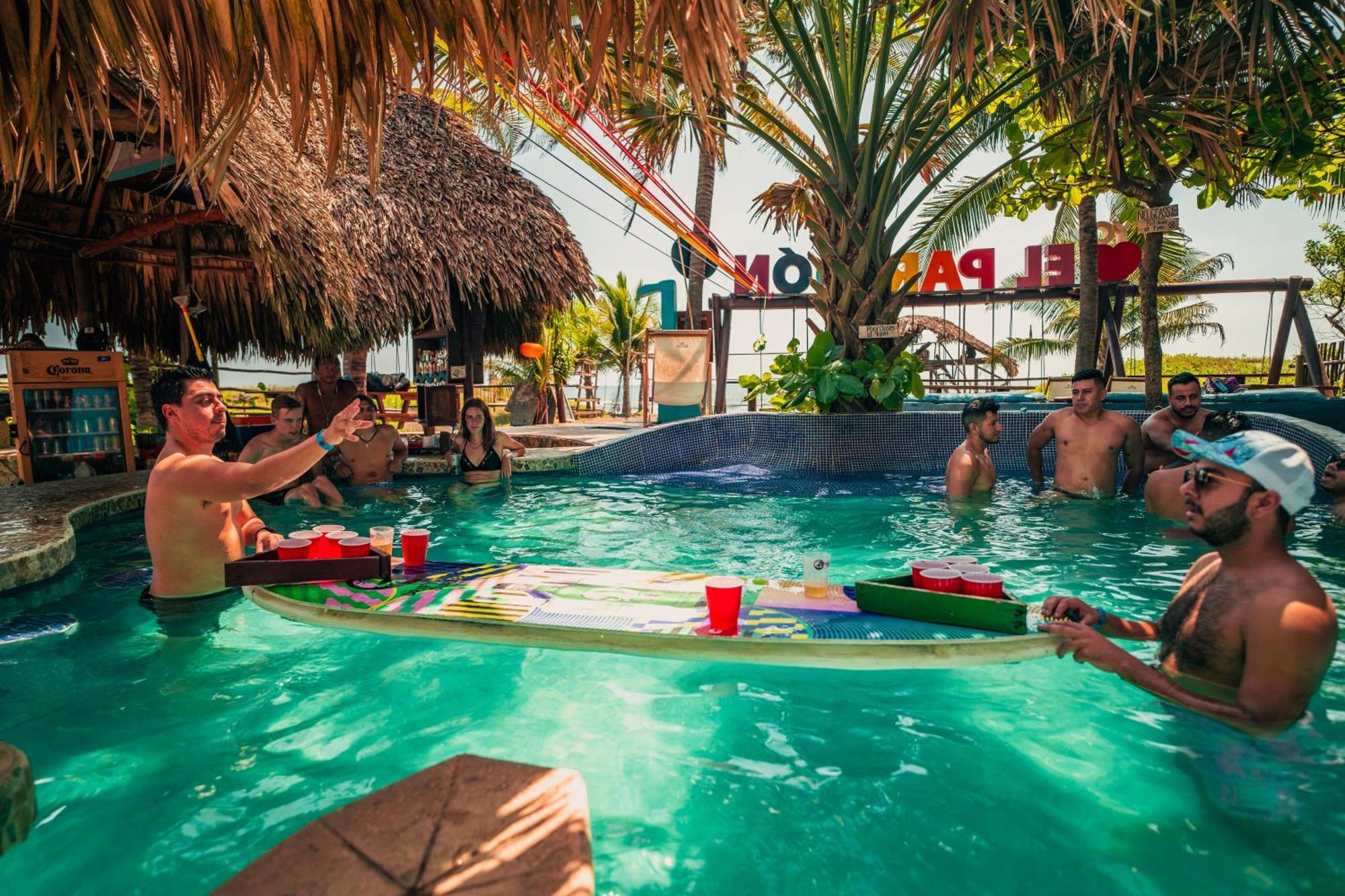The Driftwood Surfer Beachfront Hostel / Restaurant / Bar, El Paredon El Paredón Buena Vista Exteriör bild